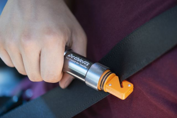 Taschenlampe mit integriertem Notfallhammer und Gurtschneider